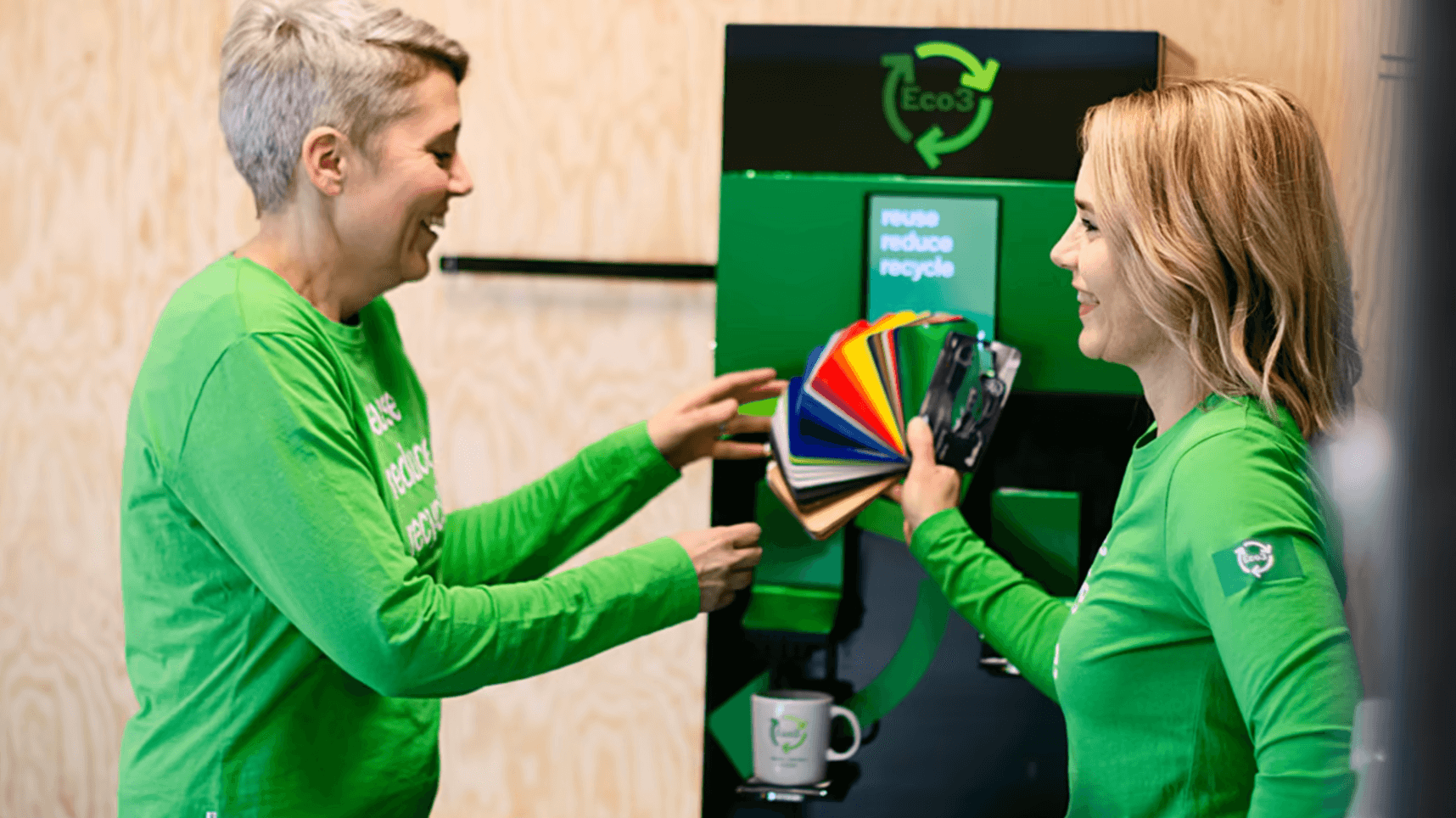 <p>Emma Andersson, VD på Eco3 och Jenny Randström, affärsutvecklare på Eco3 med en R3-maskin.</p>