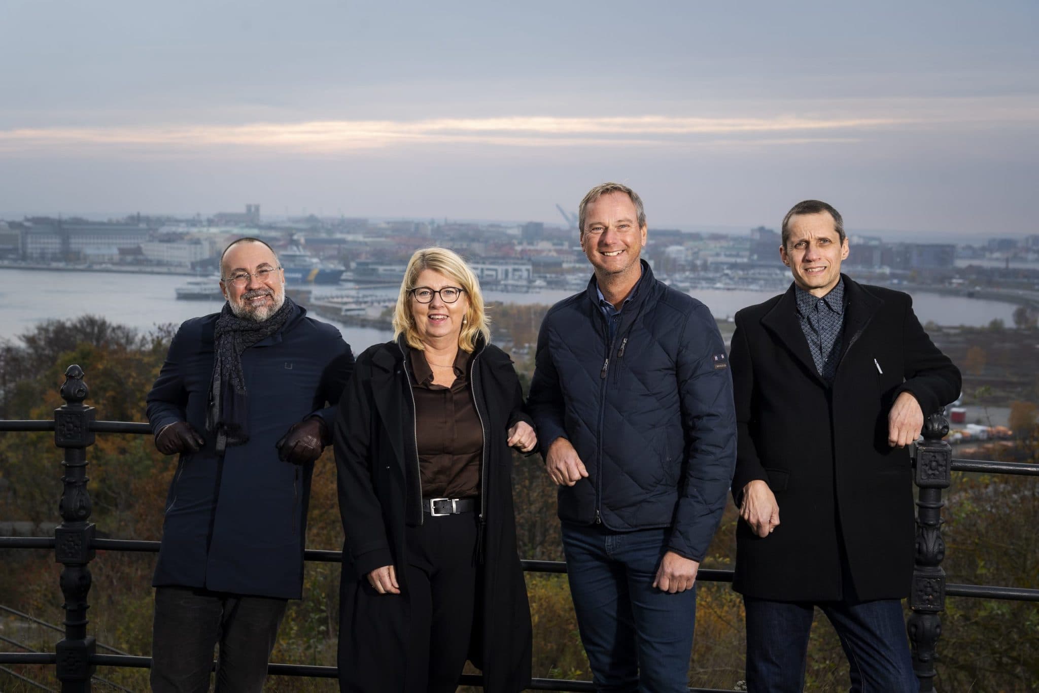 <p>Annette Johansson, Site Manager HiQ i Karlskrona, & Magnus Nilsson, Anders Johansson, Johan Åkesson, grundare Cogitel vid förvärvet av Cogitel i november 2021. Foto: Jonas Bilberg.</p>