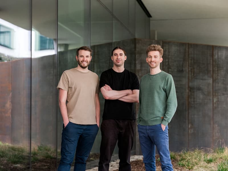 <p>De tre grundarna tillsammans Peter Windischhofer, Kilian Kaminski och Jürgen Riedl</p>