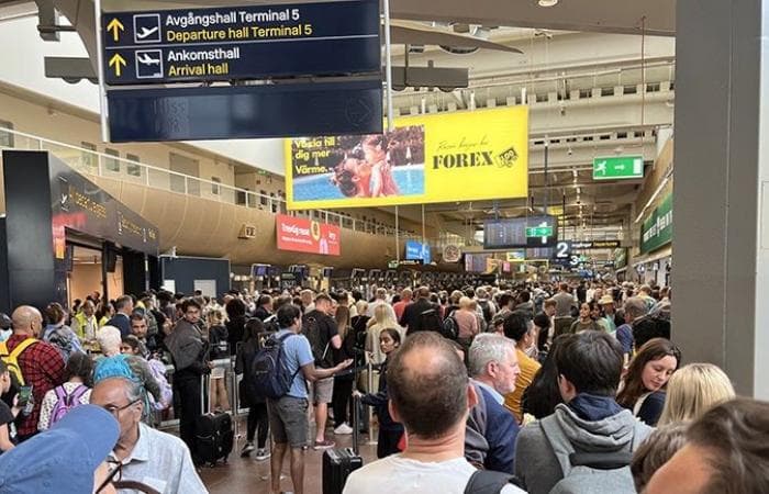 <p>Stor strejk riskerar att bryta ut på flygplatser mitt i högsäsongen</p>