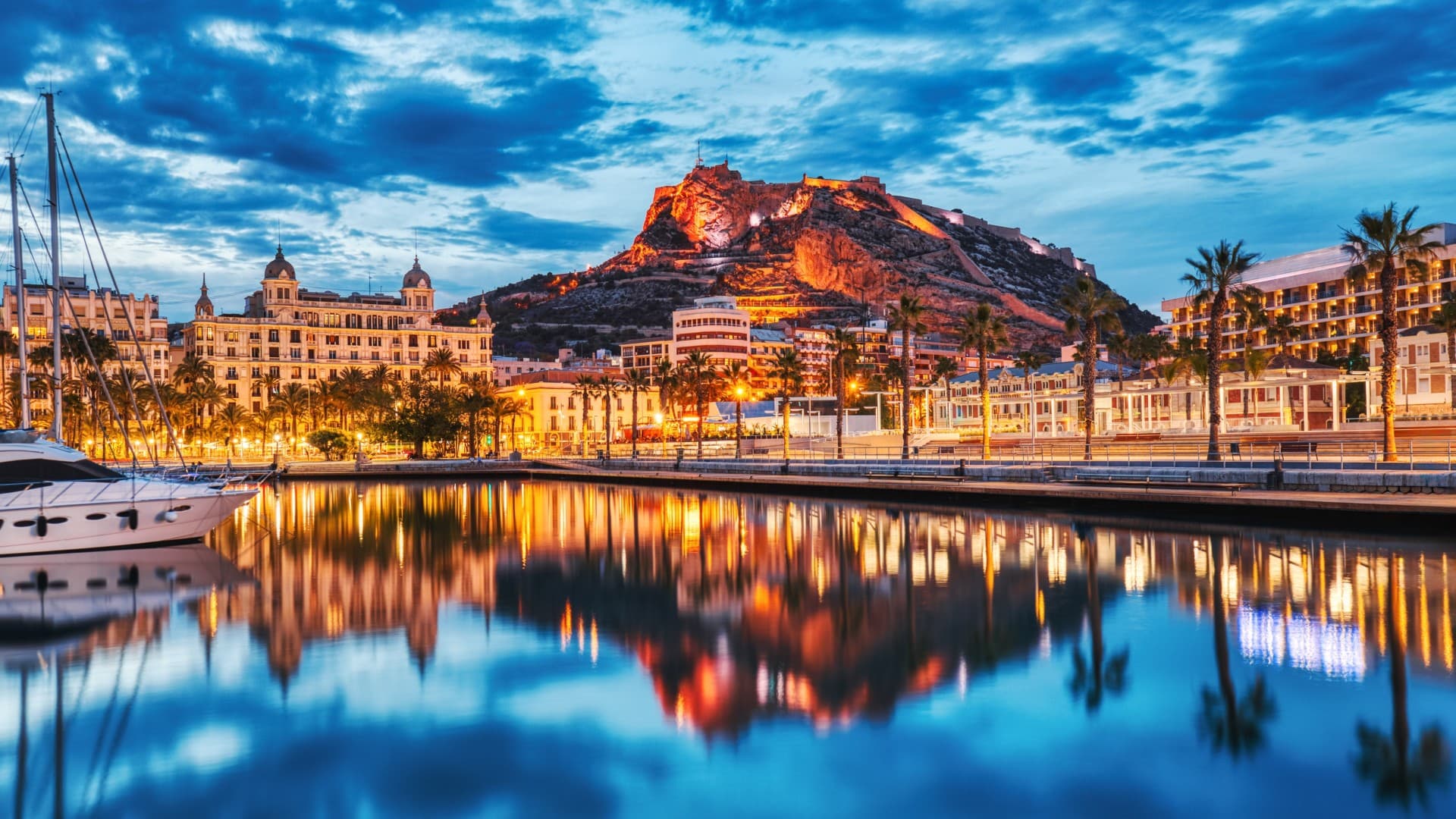 <p>Bostadspriserna i Alicante steg med 2,4 procent i maj. Här är gamla stan i Alicante med slottet Castillo de Santa Bárbara. Foto: Pressfoto</p>