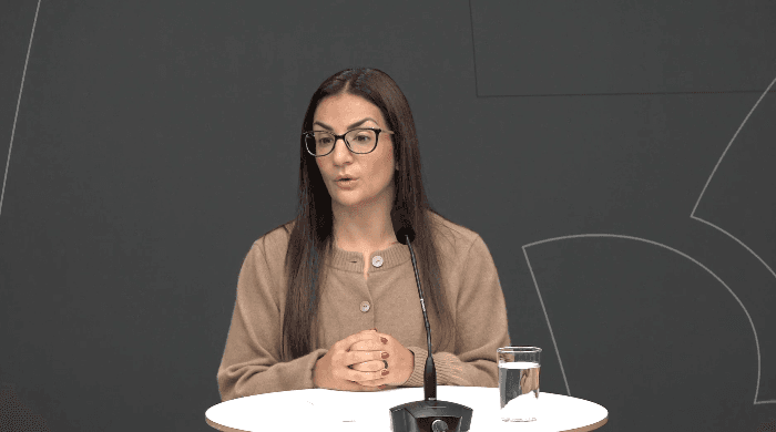 <p>Kulturminister Parisa Liljestrand mottog utredningen. Foto: Regeringens presskonferans/Finanstid</p>