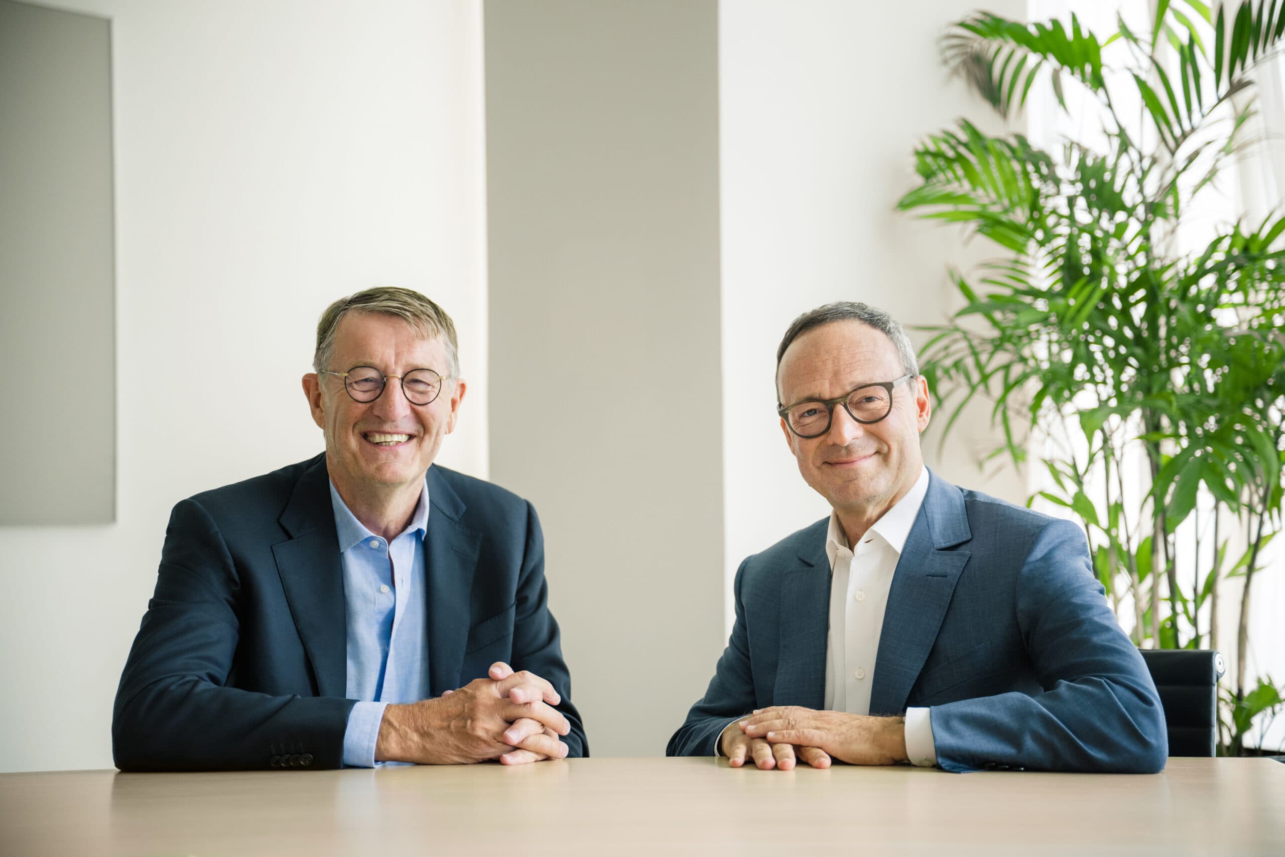 <p>Conni Jonsson med sin föreslagne efterträdare Jean Eric Salata. Foto: EQT pressfoto</p>