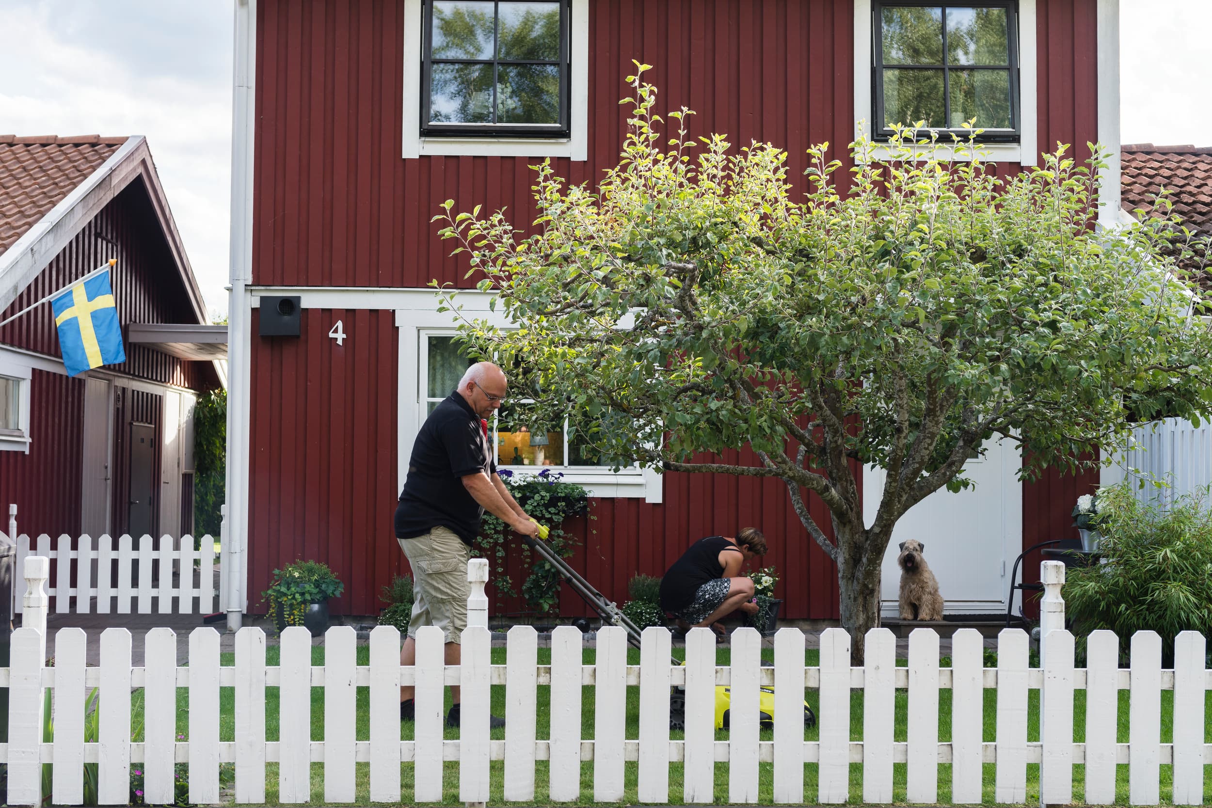 <p>När fler vistas ute under sommaren blir också grannrelationerna mer synliga. En ny rapport visar vad som stärker – och stör – grannsämjan. Foto: Pressbild</p>