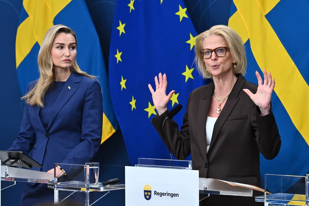 <p>Energi- och näringsminister Ebba Busch (KD) och finansminister Elisabeth Svantesson (M) på onsdagens pressträff. Foto: Claudio Bresciani</p>