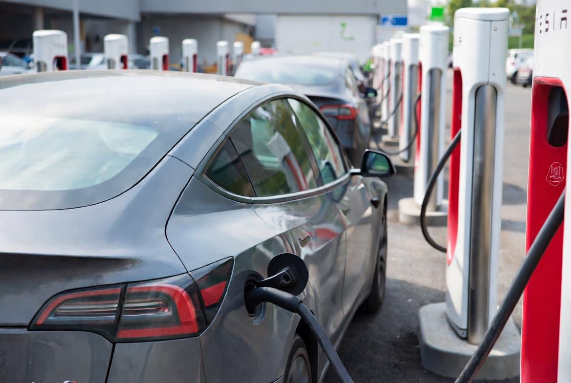 <p>En ny Sifo-undersökning visar att nästan varannan svensk är tveksam till att köpa en Tesla. Pressbild: Kvdbil</p>