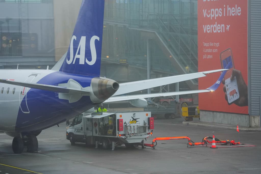 <p>Ett SAS-flyg tankas på Gardermoen flygplats i Oslo. Arkivbild. Foto: Lise Åserud/NTB/TT</p>