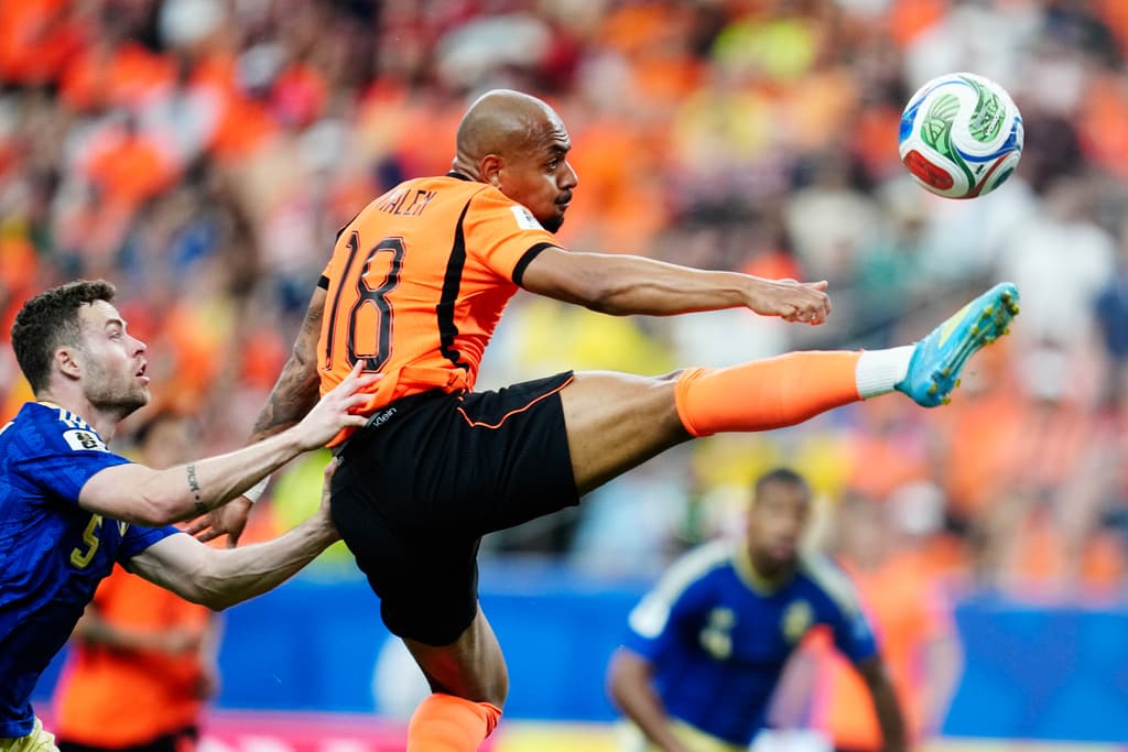 <p>Sveriges Gabriel Gudmundsson och Nederländernas Donyell Malen under fotbollsmatchen mellan Nederländerna och Sverige under fotbolls-VM. Arkivbild. Foto: Björn Larsson Rosvall/TT</p>