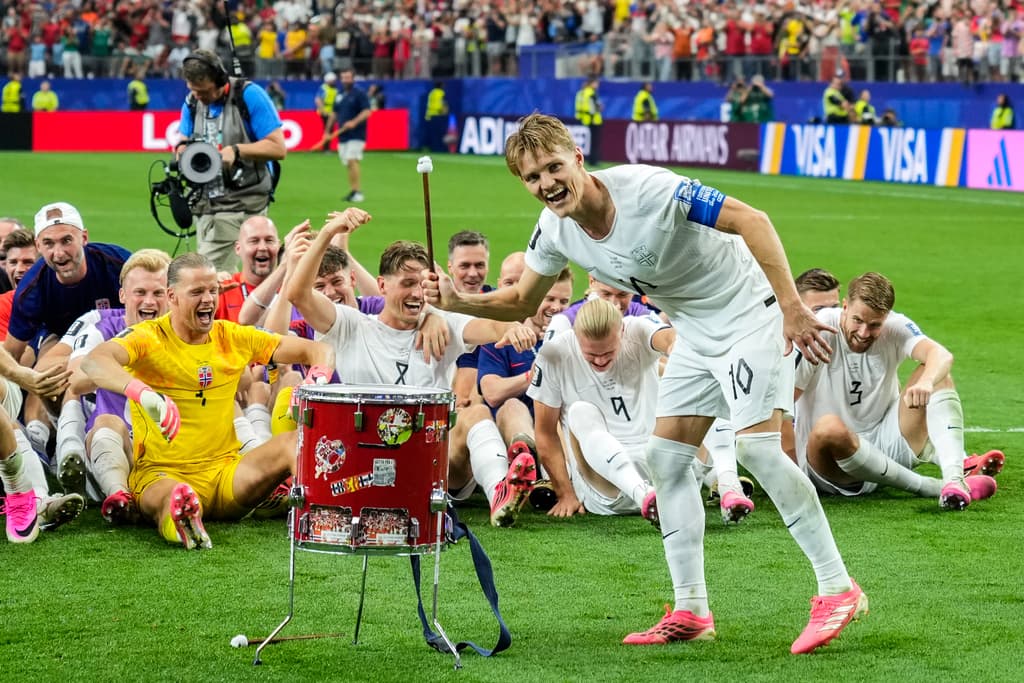 <p>Norges spelare firar vinsten mot Elfenbenskusten med sin uppmärksammade rodd. Arkivbild. Foto: Fredrik Varfjell/NTB/TT</p>