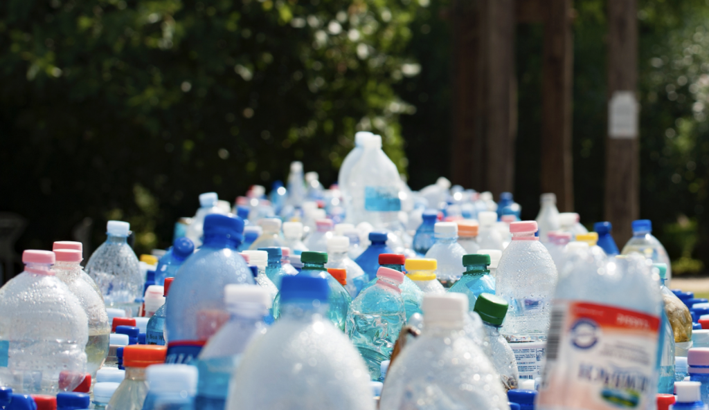 Historiskt beslut vid FN:s miljöförsamling – förhandlingar om globalt avtal mot plastföroreningar ska inledas