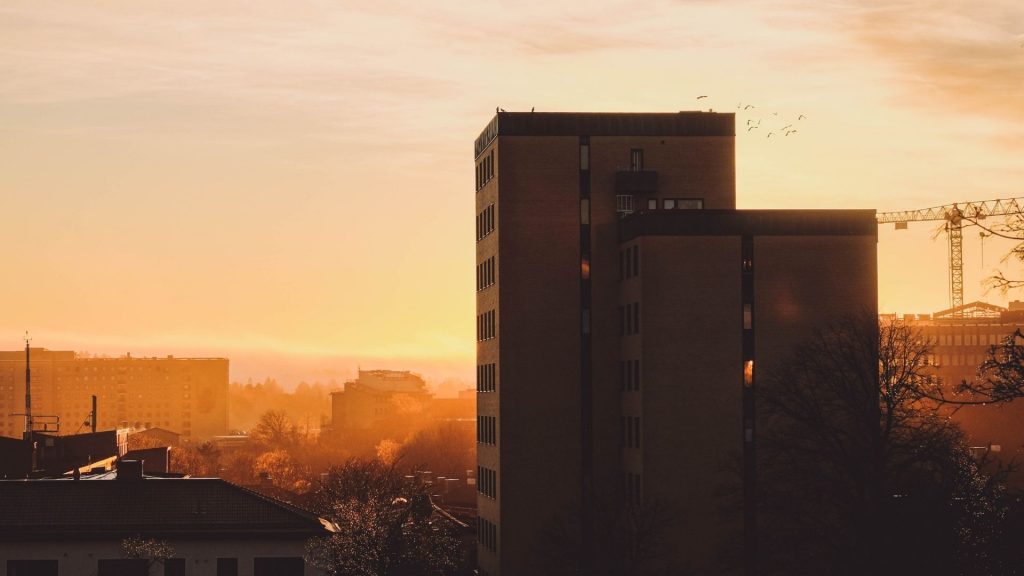 2 av 3 köpare och mäklare tror på fortsatt lägre bostadspriser i höst
