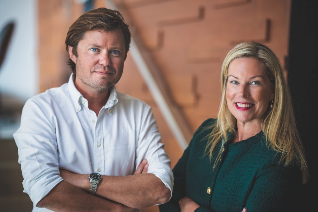 Nyfikna Investerare förstärker ledningen