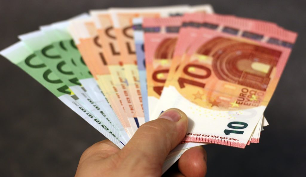 Kronan stärks efter dagens räntebesked – Vinnare och förlorare på svag krona