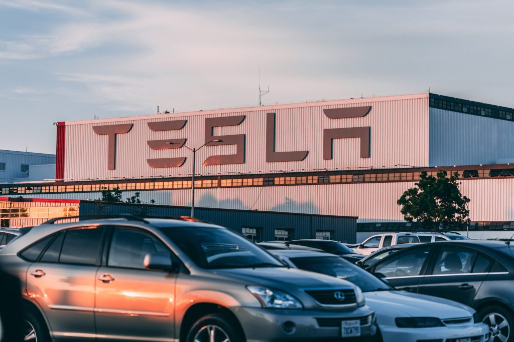 Tesla återkallar 363 000 bilar – Aktien faller brant