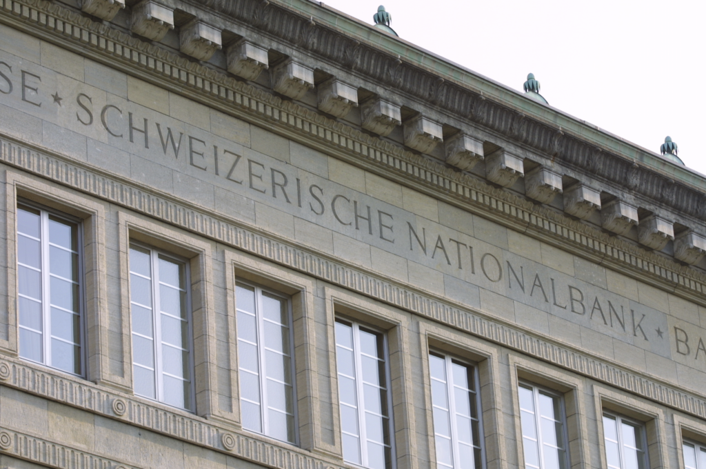 Schweiz centralbank höjer räntan trots senaste tidens bankoro