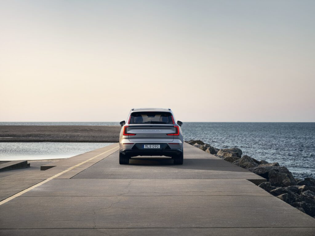 Volvo Cars skjuter fram produktionen av EX90 – aktien faller