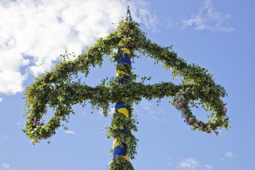Glad Midsommar önskar Finanstid!