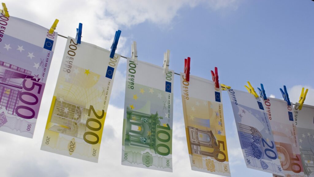 Långa fängelsestraff för penningtvätt på växlingskontor genom Hawala