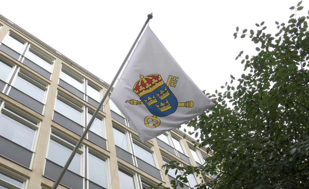 Misstänkt seriebedragare inom juridiska tjänster åtalas