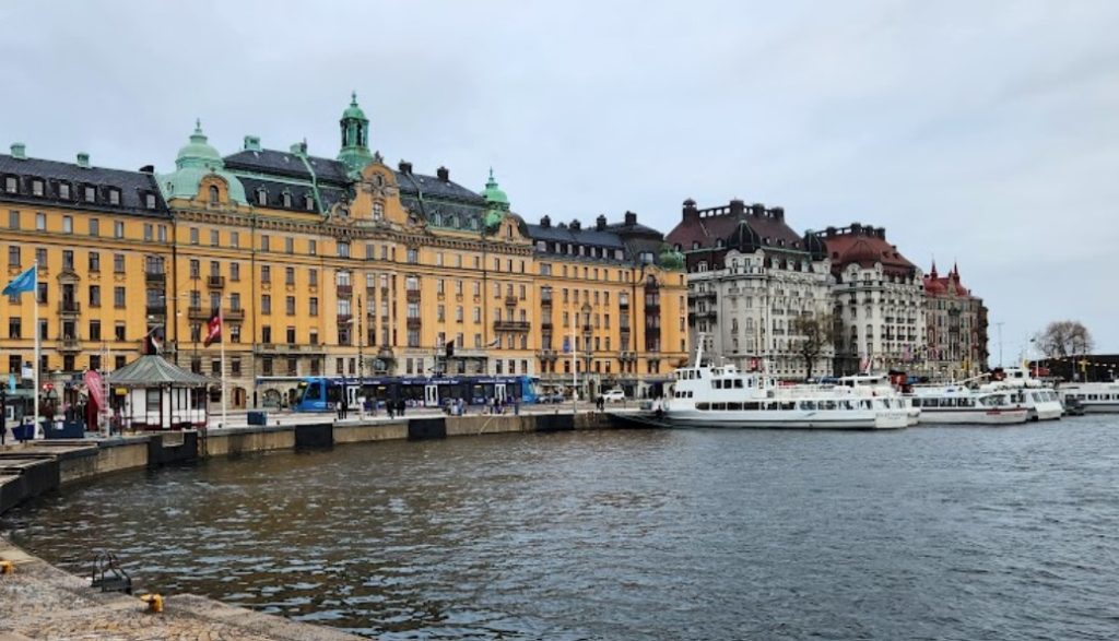 Kvalitena frigör kapital genom försäljning på Strandvägen