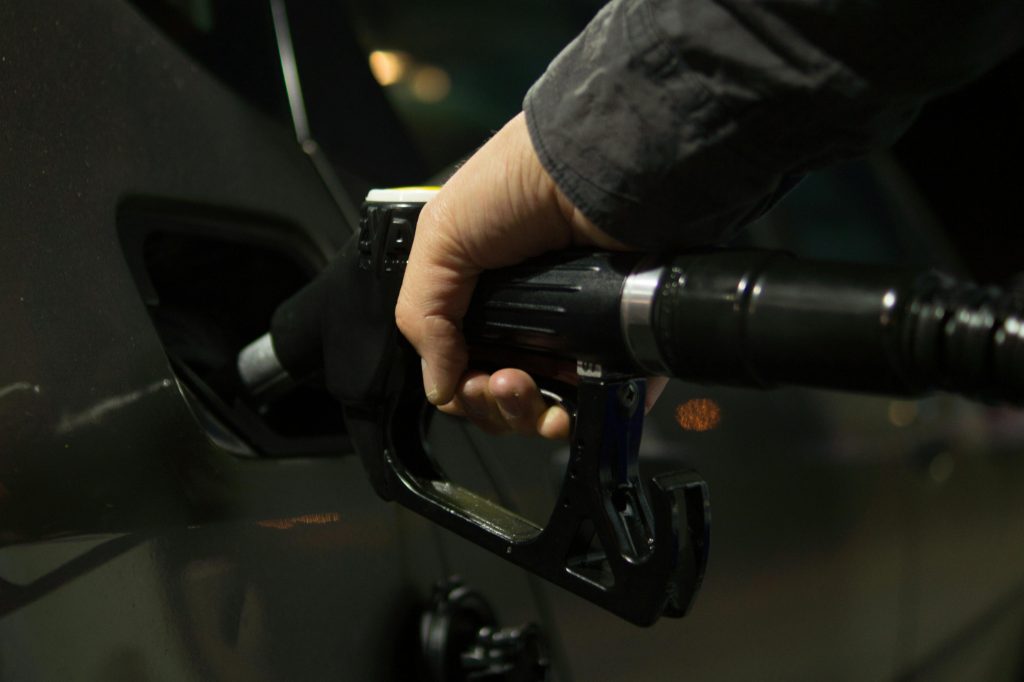 Ledande drivmedelskedjor sänker priser på bensin och diesel