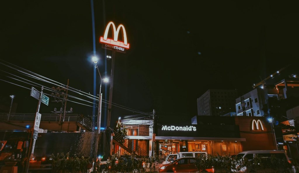 En död av bakteriesmitta från hamburgare – McDonalds rasar i efterhandeln