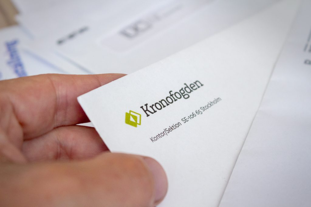Svenskar konsumerar sig till ruinens brant – Skuldsatta riskerar allt från vräkning till fängelsestraff