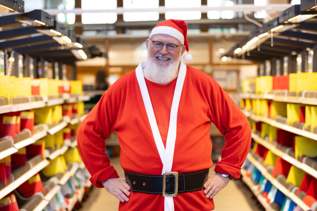 Då behöver du senast skicka julklappar och julkort