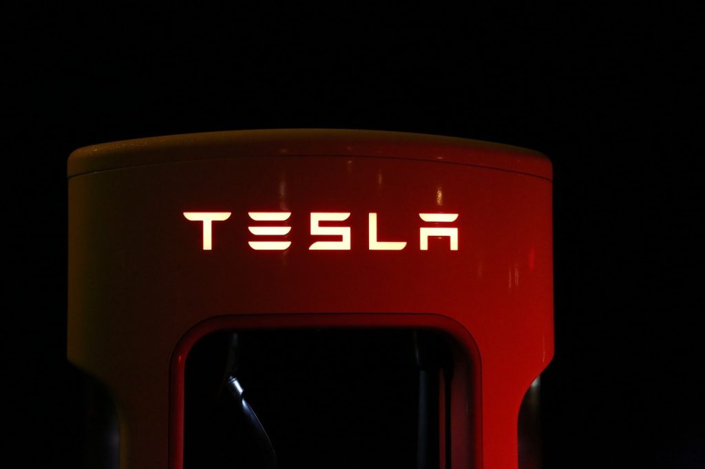 Kaos vid Teslas laddstationer i Malung: Över 150 elbilar i kö i 20 minusgrader